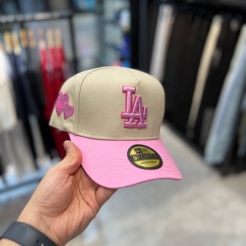 کلاه اسنپ بک نیو ارا (NEWERA LA SNAPBACK) (تنظیم سایز دار) رنگ سفید صورتی
